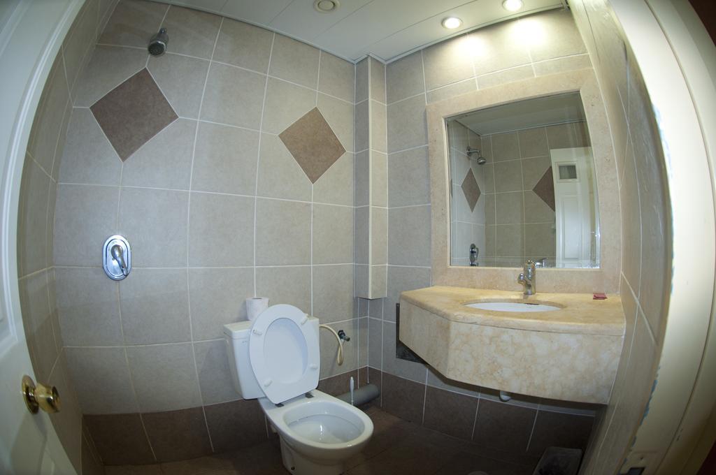 Faulty Towers Hotel Eilat Værelse billede