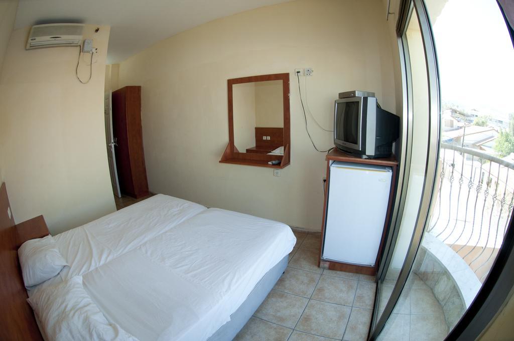 Faulty Towers Hotel Eilat Værelse billede