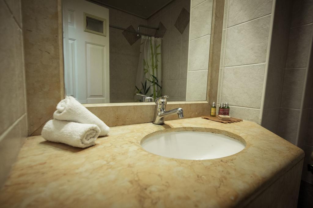Faulty Towers Hotel Eilat Eksteriør billede